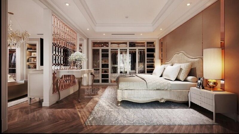 Thiết kế nội thất phòng ngủ master ấn tượng với giường bọc tân cổ điển sang trọng, nệm ốp đầu giường tinh tế cùng thảm trải sàn hoa văn độc đáo. Thiết kế phòng ngủ biệt thự