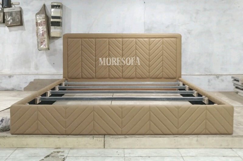 Giường ngủ bọc da bò thật màu vàng tạo cảm giác ấm cúng cho phòng ngủ