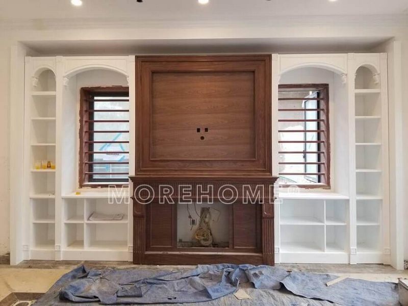 Để căn phòng không bị lạnh lẽo, đội ngũ thi công nội thất MoreHome đã triển khai mẫu lò sưởi giả bằng gỗ tự nhiên óc chó nhập khẩu, mang đến phong cách thời thượng, trang trọng theo thời gian.