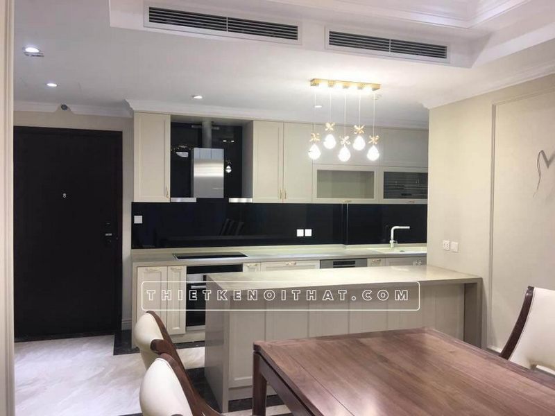 Phòng bếp nhẹ nhàng với tông trắng chủ đạo được trang nhã và đường nét gỗ óc cao cấp được làm nổi bật.