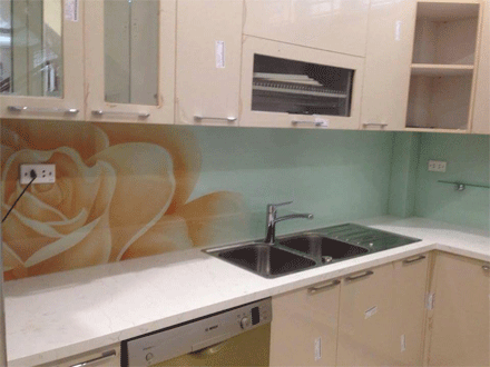 Độc và lạ hơn với mẫu tranh kính ốp bếp họa tiết